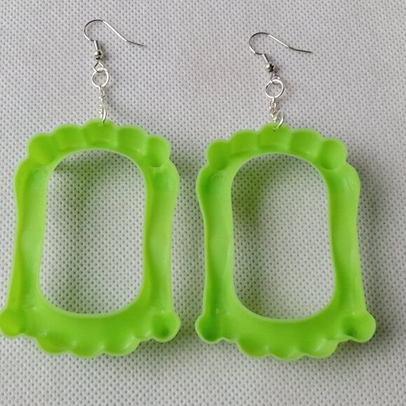 🎯 10 for $12 / Green Vampire Teeth Earrings, Dangle Earrings - Picture 9 of 10